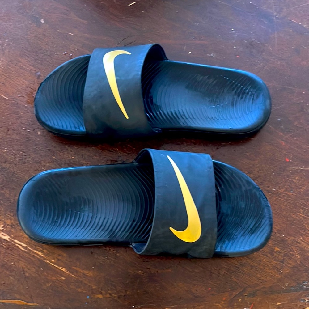 Nike slide sandals black/gold youth 5